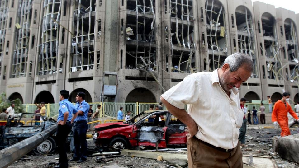 HINDRE FREMSKRITT: To bilbomber drepte 132 mennesker, og s�ret omlag 700, i den irakiske hovedstaden, Bagdad, i dag. Irakiske ledere tror angrepet er ment for � hindre politiske prosesser. Foto: AP Photo