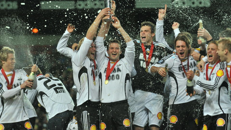 MESTERE: Rosenborg kunne heve pokalen som viser at de er seriemestere i h�st. Vinner de ogs� Klubben i mitt hjerte? Foto: Ned Alley / Scanpix