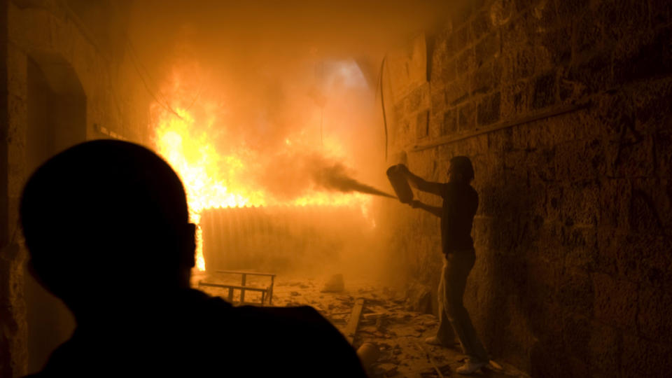OPPT�YER: Det var voldelig sammenst�t mellom politi og palestinske demonstranter p� Tempelh�yden, Jerusalem, s�ndag kveld. (AP Photo/Sebastian Scheiner)