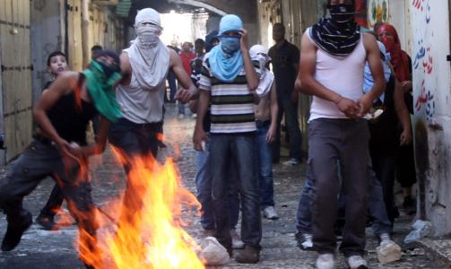 UNGDOM: De palestinske demonstrantene skal ha v�rt sv�rt unge, og m�tte oppr�rspoliti med stein, f�r oppt�yene ble avsluttet s�ndag kveld. EPA/YOSSI ZAMIR ISRAEL OUT