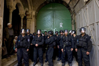 AL-AQSA: Oppr�rsstyrker blokkerer inngangen til Al-Aqsa-moskeen i etterkant av dagens uroligheter i Jerusalem. (AP Photo/Sebastian Scheiner)