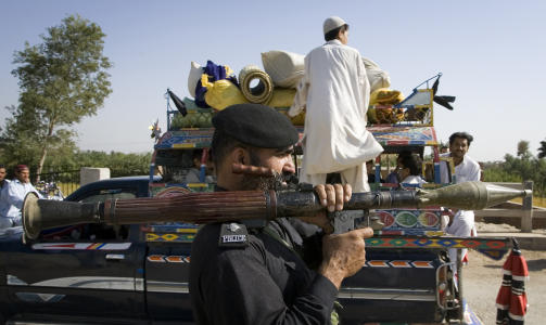 P� VAKT: En pakistansk politimann st�r vakt og f�lger med p� flyktninger fra S�r-Waziristan. N�rmere 160 000 har flyktet omr�det. (AP Photo/B.K.Bangash)