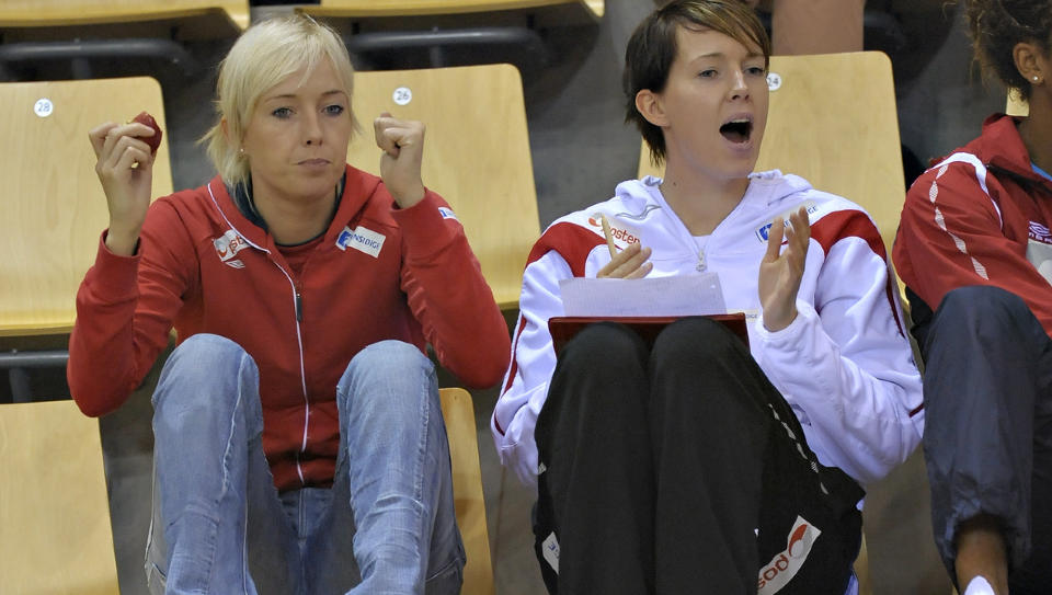 P� TRIBUNEN: S�strene Katrine Lunde Haraldsen (t.v.) og Kristine Lunde Borgersen m�tte se kampen mellom Norge og Tyskland under World Cup i �rhus fra tribunen. Viborg-spilleren sliter med kneproblemer. Foto: Claus Fisker / Scanpix