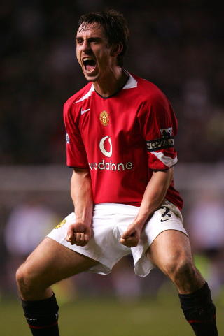 GJENSIDIG HAT: Her feirer Gary Neville foran Liverpool-fansen etter et seint United-vinnerm�l mot erkerivalen i 2005. Foto: REUTERS/Eddie Keogh
