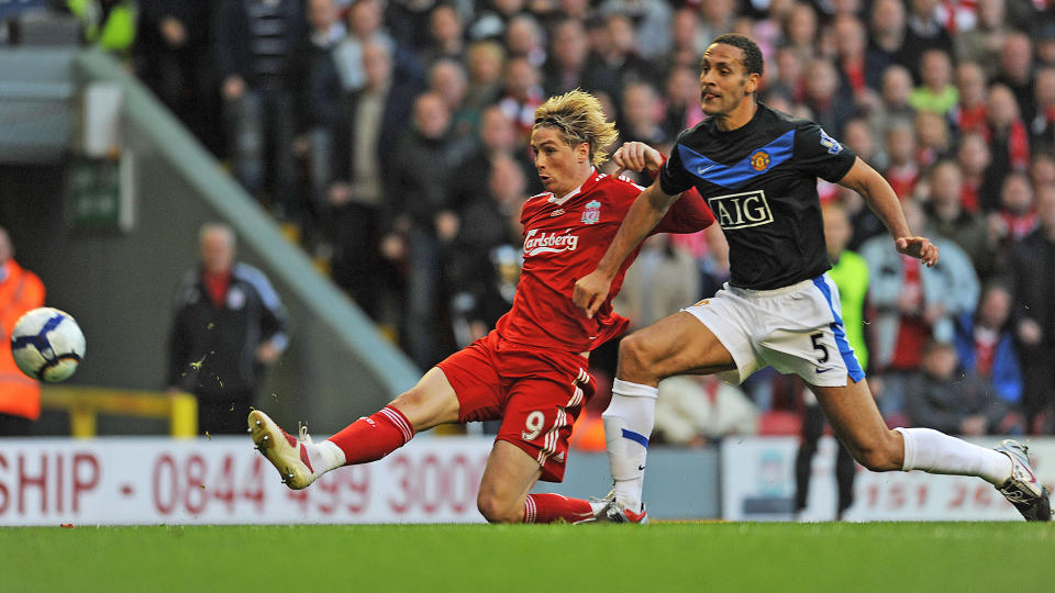 UKLAR SKADESITUASJON: Liverpool og Fernando Torres gjorde det hett for Manchester Uniteds Rio Ferdinand da lagene m�ttes i ligaen. N� mener Alex Ferguson at Ferdinands skadeproblemer kan komme av noe annet enn leggtr�bbel.Foto: SCANPIX/AFP/PAUL ELLIS