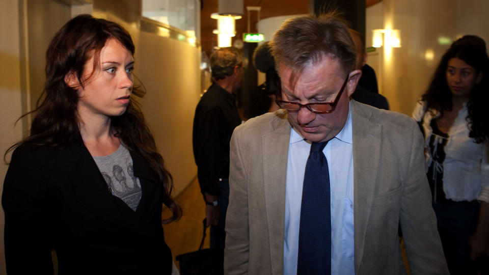 D�MT: 
Anna Odell sammen med sin advokat Claes Borgstr�m under rettssaken mot kunsstudenten mandag 24. august i �r.
Arkivfoto: SCANPIX
