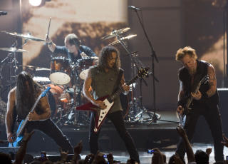 BIDRO MED DUS�R:  Bandet Metallica har utlovet 50 000 dollar i dus�r etter at ei jente forsvant p� vei hjem fra en av deres konserter. Foto: AFP PHOTO/Ronaldo Schemidt