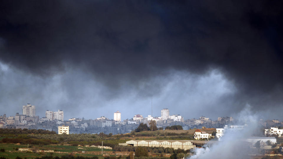 VIL TILTALE: R�yken ligger tett over byen Beit Lahia nord p� Gaza 4. januar i �r. N� jobber en rekke internasjonale advokater for � f� israelske toppoffiserer tiltalt for krigsforbrytelser de skal ha beg�tt under den voldsomme Gaza-krigen i vinter. Foto: AFP PHOTO/PATRICK BAZ/SCANPIX