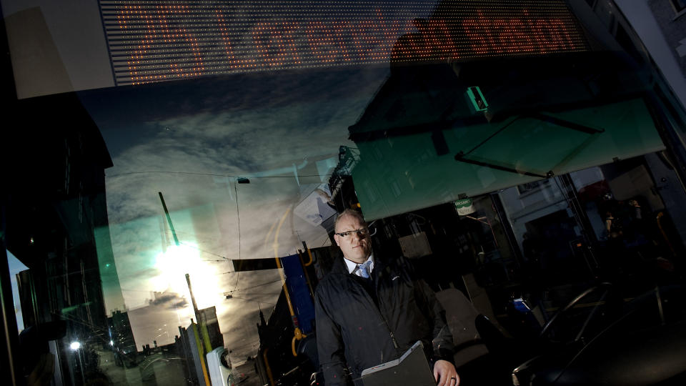 F�LGER KLOKKA: Punktlighet betyr alt n�r Tommy Krogh (45) er p� jobb. Bussj�f�ren synes jobben er slitsom og opplever at mange kolleger blir uf�re. Foto: Torbj�rn Gr�nning