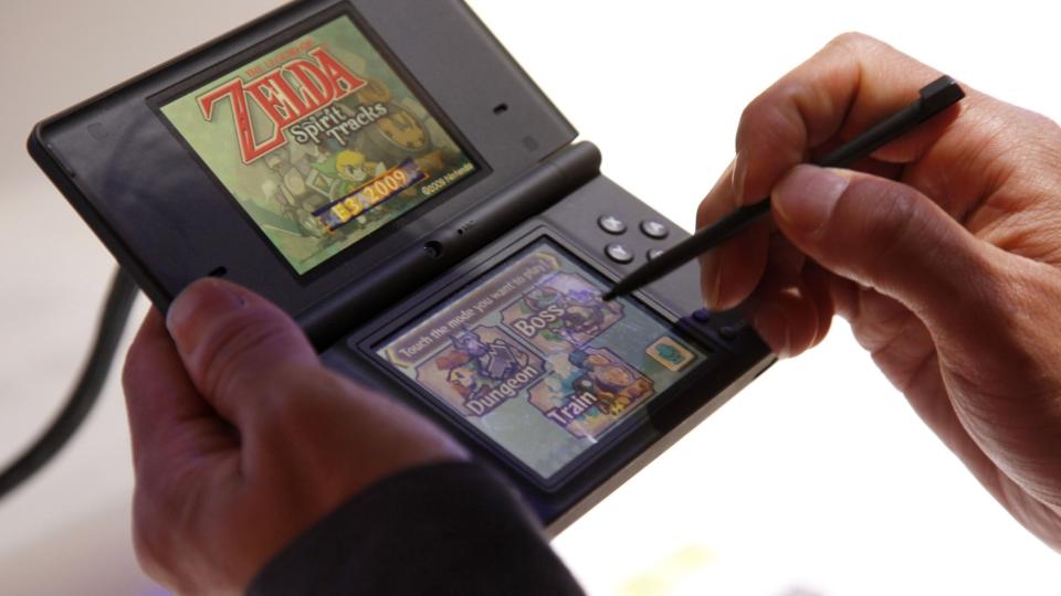 SNART MED ST�RRE SKJERMER? Rapporter fra Japan tyder p� at Nintendo kan komme med en ny utgave av Nintendo DS allerede i �r. Foto: REUTERS/Danny Moloshok/SCANPIX