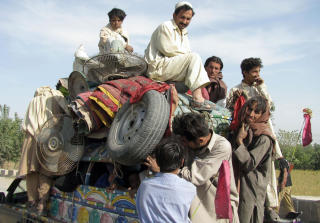 MENER S� MANGE SOM 200 000 HAR FLYKTET: S�r-Waziristan t�mmes for folk. Mange av flyktningene m� ta nye veier ut av det karrige omr�det. N� er bare de fattigste av de fattigste igjen sammen med krigerne. Foto: AFP/Karim ULLAH