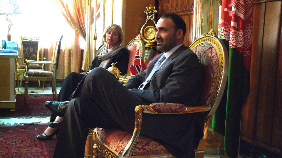 ADVARER VESTEN: Nord-Afghanistans mektigste guvern�r Ustad Atta Mohammad Noor mener Vesten snart har sl�st bort alle muligheter i Afghanistan p� grunn av nasjonale agendaer, solol�p og manglende koordinering. Men han fremhever Norge som en av ytterst f� nasjoner som trekker i riktig retning n�r det gjelder bistand og milit�r innsats. Foto: Kristoffer Egeberg
