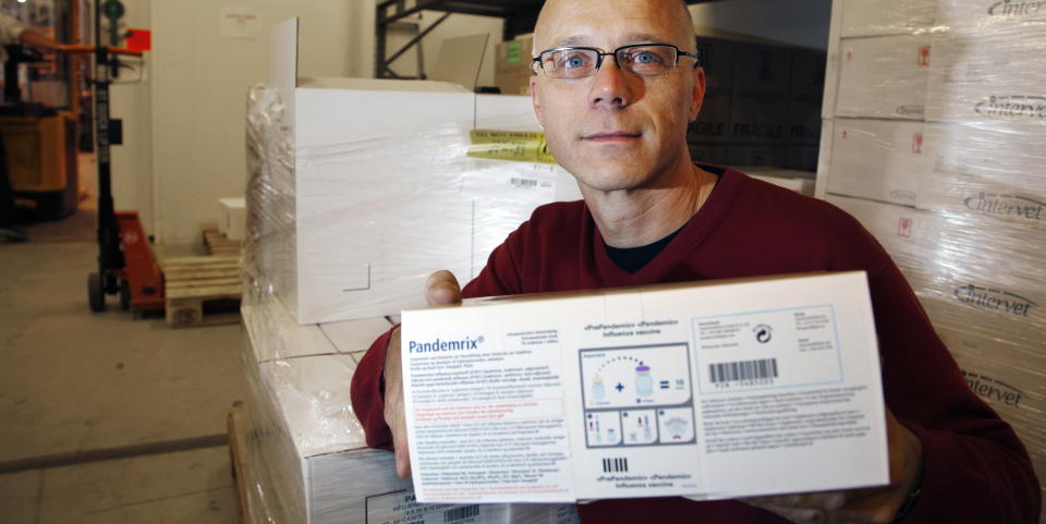 G�R FOR PANDEMRIX: Overlege Bj�rn Iversen ved Folkehelseinstituttet under framvisningen av den f�rste pallen med H1N1-vaksine p� 50 000 doser p� Europharma Nordics sitt lager. 
Foto: HANS ARNE VEDLOG/DAGBLADET