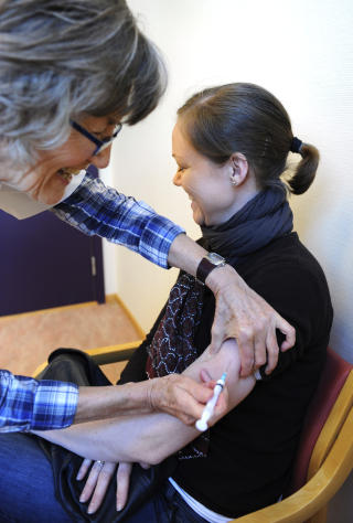 BERGEN: �sta Marie Olafsson var aldri i tvil om at hun burde ta vaksine ettersom hun er gravid. 
Helses�ster Liva �vreseth setter spr�yten. I g�r gikk Bergen tom for vaksine. Foto: Marit Hommedal / Scanpix .