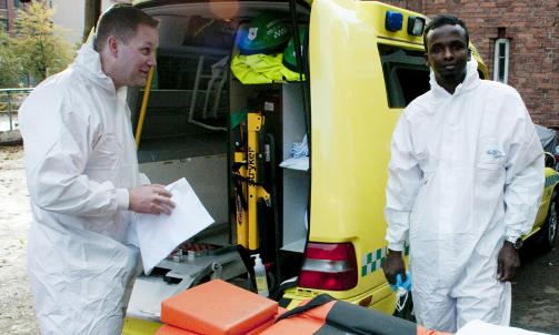 BLANT DE HELDIGE: Paramedic Kjetil og l�rling Liban (til h�yre) ble vaksinert for svineinfluensa i dag, men mange av kollegene deres er i n�rkontakt med smittede uten selv � v�re vaksinert. Foto: �ISTEIN NORUM MONSEN