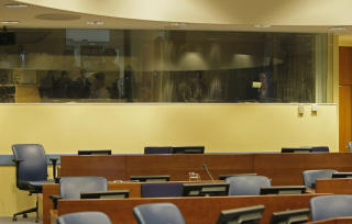 TOMT: Her skulle Radovan Karadzic ha sittet under saken mot ham i Krigsforbryterdomstolen i Haag. Foto: AFP PHOTO / POOL