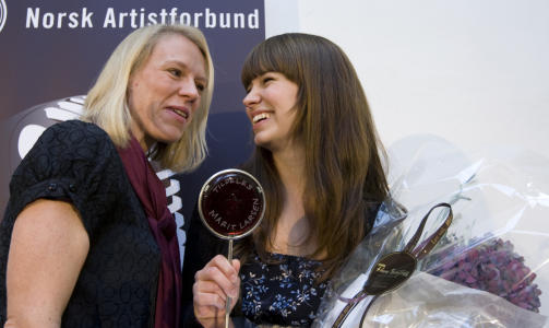 OVERRAKTE PRISEN:  Det var den nye kulturministeren Anniken Huitfeldt som overrakte �resprisen til Marit Larsen. Foto: Bj�rn Sigurds�n / Scanpix