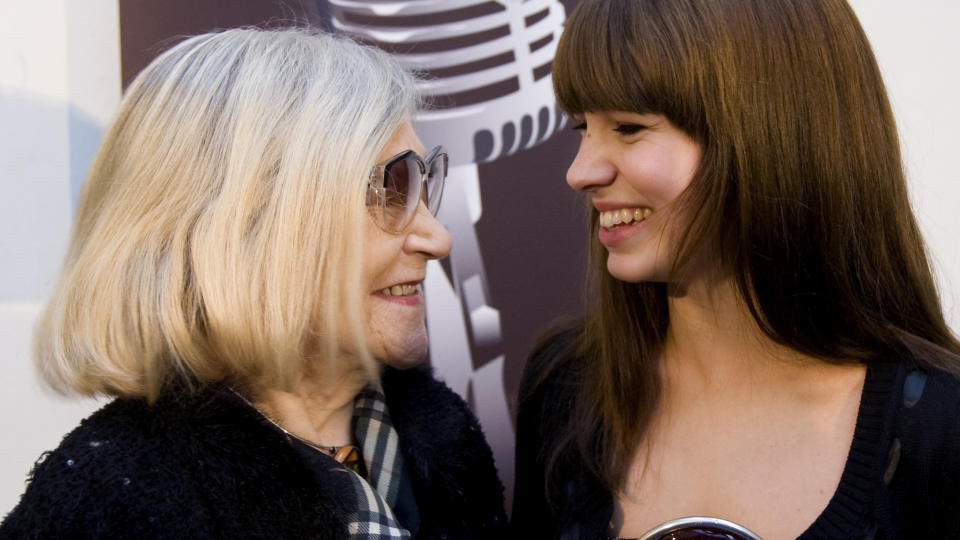 -STORT: Her blir Marit Larsen gratulert av den f�rste prisvinneren Nora Brockstedt.
Foto: Bj�rn Sigurds�n/ Scanpix