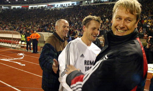 SISTE KAMP SOM RBK-TRENER: Her gratulerer Hareide matchvinner Harald Brattbakk etter at RBK slo ut R�de Stjerne med 1-0 sammenlagt i Uefa-cupens 2. runde.  Like etter ble han ansatt som ny norsk landslagssjef. 
Foto: Gorm Kallestad / SCANPIX .