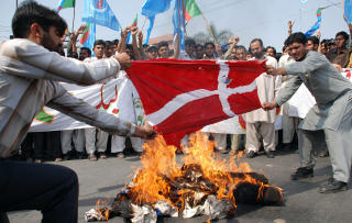 UTENRIKSPOLITISK KRISE: For Danmark ble karikaturstriden en av de mest alvorlige utenrikspolitiske hendelsene etter andre verdenskrig. Fortsatt i dag demonstrerers det mot landet. Dette er pakistanske aktivister i Lahore i 2008. Foto: AFP PHOTO/Arif ALI