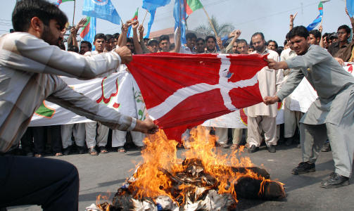 PROTESTER: Ogs� tidligere har det v�rt store protester mot karikaturene. Her protesterer medlemmer av organisasjonen Jamat-e-Islamai i Lahore i mars i fjor. Foto: AFP PHOTO/Arif ALI/Scanpix