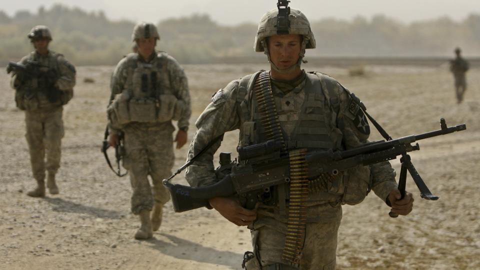 PROTEST: Amerikanske soldater patruljerer i Kandahar-provinsen i det s�rlige Afghanistan. En ung amerikansk diplomat har trukket seg i protest mot krigf�ringen, som f�rste tjenestemann siden invasjonen i 2001. Foto: REUTERS / Omar Sobhani / SCANPIX