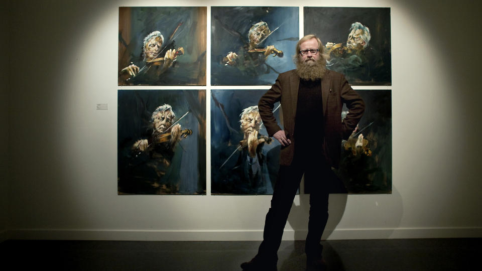 BLIR SLAKTET: Kunstner H�kon Gullv�g p� Samtidsmuset p� Bygd�y foran sin utstilling,  FOTO: HENNING LILLEG�RD/DAGBLADET.