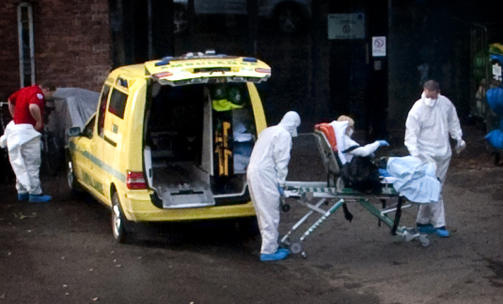 LEGEVAKTA I OSLO: En kvinne med mistanke om svineinfluensasmitte ankommer legevakten. B�de hun og pleierne er kledd i verneutstyr. Foto: �istein Norum Monsen/Dagbladet