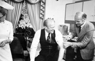 PRESIDENTEN VAKSINERT: Gerald Ford ble vaksinert mot svineinfluensa i 1976.  Vaksinasjonsprogrammet var totalt mislykket og pandemipanikken overdrevet. Redselen for en ny spanskesyke f�rte til at 40 millioner ble vaksinert. En person d�de av svineinfluensa.  Foto: WIKIMEDIA