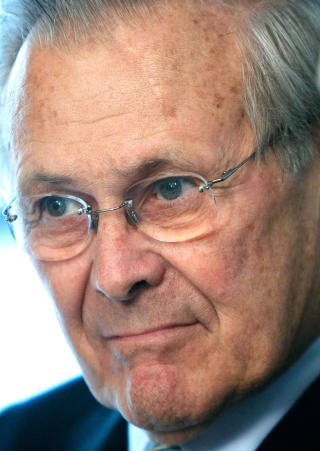 HAR HAN TJENT P� SVINEINFLUENSAEN? Tidligere forsvarsminister Donald Rumsfeld trekkes inn i konspirasjonene rundt svineinfluensaen. Foto: Alex Wong/Getty Images/AFP