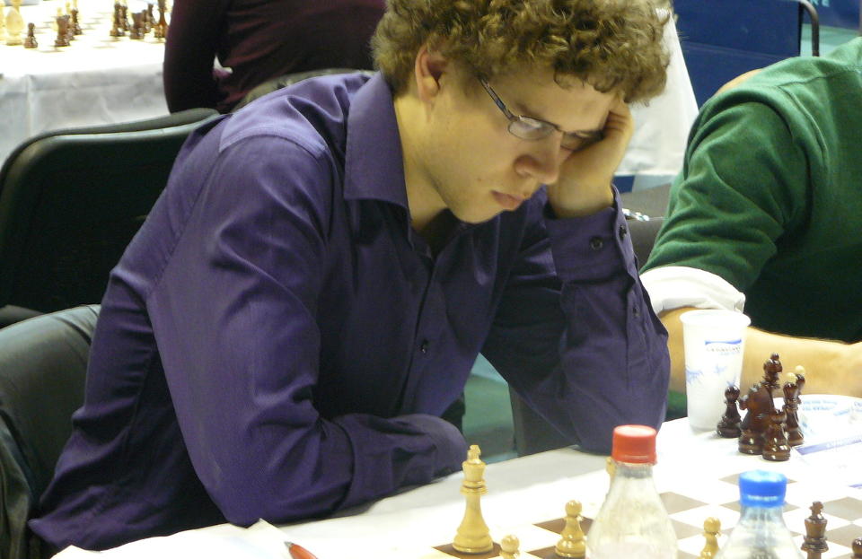 KLOKT HODE: Jon Ludvig Hammer (19) gj�r en imponerende prestasjon i EM for landslag i Serbia. Han har prestert bedre enn verdensstjernene, blant dem Veselin Topalov, som er rangert som verdens beste. Foto: Chessdom.com