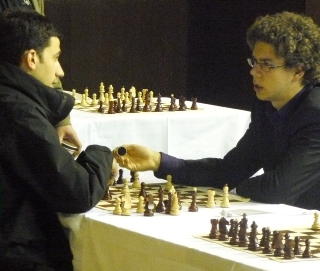 ANALYSERER: Her g�r Jon Ludvig Hammer (t.h.) gjennom sitt f�rste parti i turneringen sammen med tyske Daniel Fridman. Foto: Chessdom.com