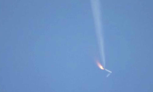 TO DELER: Raketten delte seg i to over 40 kilometer oppe. Den nederste delen ble fraktet i sikkerhet av fallskjermer, den �verste falt ukontrollert. Foto: NASA TV/Spaceflightnow.com