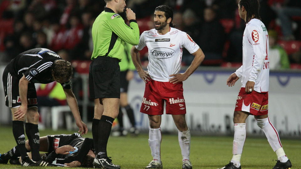 SL�TT UT: Abgar Barsom (midten) taklet John Anders Bj�rk�y (liggende) i kampen mellom Odd og Fredrikstad for halvannen uke siden. N� vurderer Odd om de skal anmelde FFK-spilleren.  Foto:  ARNT E. FOLVIK / Dagbladet