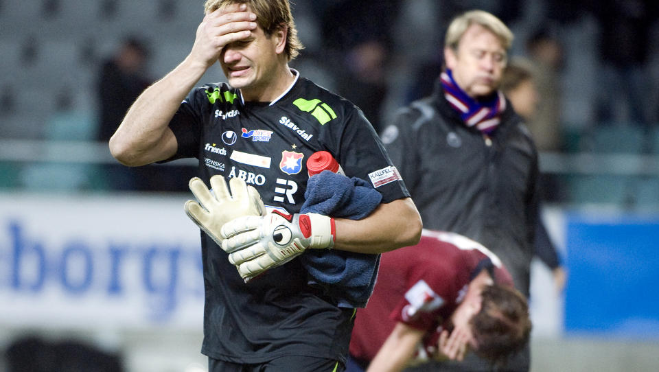 RYKKET NED: �ge Hareide (i bakgrunnen) maktet ikke � redde �rgryte fra nedrykk. Keeper  Bengt Andersson (n�rmest) og David Leinar fortviler.
Foto: Bj�rn Larsson Rosvall / Scanpix