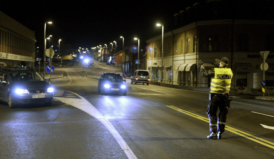 OMFATTENDE AKSJON: Politiet sjekket alle biler p� vei til eller fra Jel�ya i forbindelse med den Kripos-ledede aksjonen. Foto: JOHN TERJE PEDERSEN