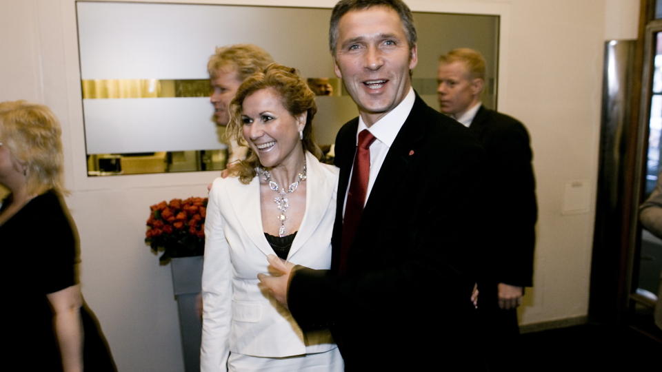 TO GODE VENNER: P� Arbeiderpartiets landsm�te i 2007, var statsminister Jens Stoltenberg og likestillingsminister Karita Bekkemellem fortsatt gode kollegaer. N� har Bekkemellem skrevet bok, der hun slakter statsministerens lederstil. FOTO Bj�rn Langsem / Dagbladet