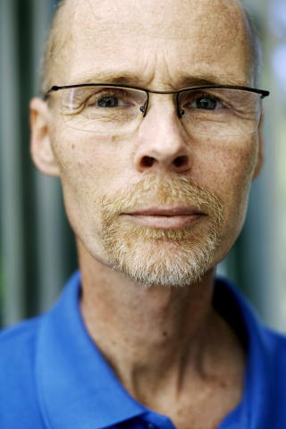 GOD NYHET:  I mer enn 30 �r har professor Frode Olsgard fors�kt � varsle UiO om forholdene p� laboratoriet ved Biologisk Institutt der han har arbeidet som marinbiolog. N� fastsl�r en ny rapport at arbeidsforholdene ved instituttet er helseskadelige. Olsgard �nsker ikke � kommentere saken n�, men if�lge sin advokat, Per Erik Bergsj�, er dette �en god nyhet som bekrefter det Olsgard alltid har trodd�.  Foto: Torbj�rn Gr�nning/Dagbladet