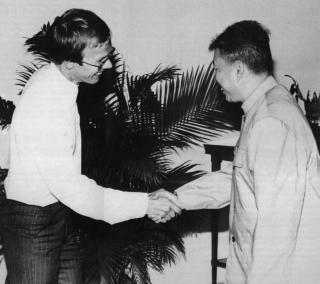 ORGANISASJONSTALENTET: P�l Steigan hilser p� Pol Pot under den norske partidelegasjonens bes�k i 1978. Steigan var sentral i AKP (m-l) og den som etter eget utsagn virkeliggjorde Tron �grims ideer.
Foto: R�de Fane
SV/HV