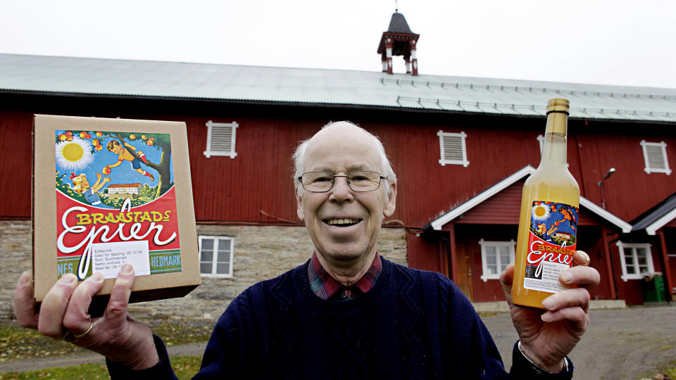 EPLEGODT: Haldor Braastad (77) har drevet med epler i alle �r og er stolt over at s�nnen Knut bruker etikettene som hans far Bjarne Braastad brukte p� eplekassene fra 1950-tallet. Foto: Ole C. H. Thomassen
