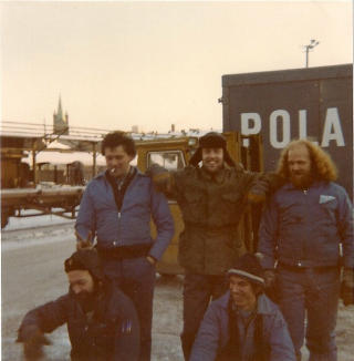 GUTTA P� POLAR EXPRESS: Erik Moxnes (i midten) var en av ml-bevegelsens selvproletariserte. Han begynte som godsekspedit�r i Polar Express i 1977 og startet klubben der �ret etterp�. Foto: Den store ml-boka