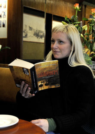 TREDJE P� VEI: Ingvild R�nneberg konstaterer at � vente p� vaksine er en god unnskyldning for � lese favorittboka p� kafe. Hun er gravid med tredje barn p� vei. Foto: �istein Norum Monsen/Dagbladet