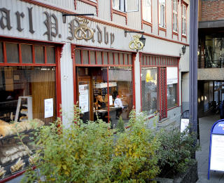 KLARE FOR BES�K: I bakgrunnen sees inngangspartiet til T�yen vaksineringssentral for gravide. Foran er bakeriet Karl P. Nordby. Foto: �istein Nordby Monsen/Dagbladet