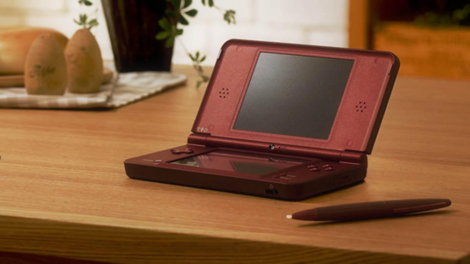 ST�RRE SKJERMER: Med den �kte skjermst�rrelsen f�r Nintendo DSi LL st�rre skjermer enn PSP Go.