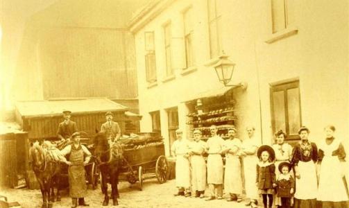 MANGE NYE NABOER: Her sitter Karl Paul Nordby til hest, etter �pningen av Nordby bakeri. Siden den gang har naboene v�rt mange, sist ut er vaksinesentralen, som kan bety mange nye bes�kende. Foto: Privat