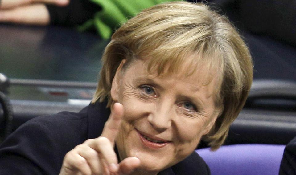 BETALING FOR LENKING: Angela Merkel og hennes koalisjonsregjering er positiv til et forslag om at kommersielle nettsteder m� betale for lenking, indeksering og sitering fra andre nettsteder. Foto: SCANPIX