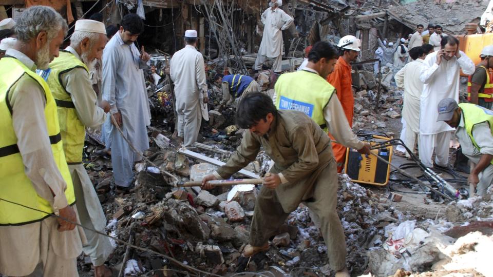 INGEN HAR TATT P� SEG SKYLDEN: Redningsarbeidere har begynt � rydde opp i ruinene etter selvmordsbombingen av et marked i den pakistanske byen Peshawar. - Det var som om dommedag var kommet, forteller en overlevende etter onsdagens angrep, som kostet mer enn 10 mennesker livet, blant dem mange kvinner og barn. Ingen har tatt p� seg skylden for aksjonen, men mistanken rettes mot Taliban. Foto: SCANPIX