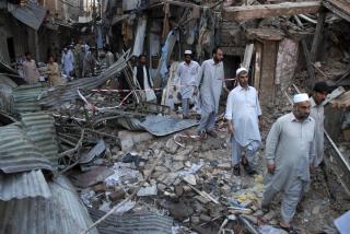 IKKE P�VIST SAMMENHENG: Angrepet i Peshawar skjedde like etter at USAs utenriksminister Hillary Clinton innledet sitt f�rste offisielle bes�k i Pakistan. Selv om hensikten med Clintons bes�k er � vise st�tte til regjeringens kamp mot oppr�rere og terrorister, er det er ikke p�vist noen direkte sammenheng mellom de to begivenhetene. Foto: SCANPIX