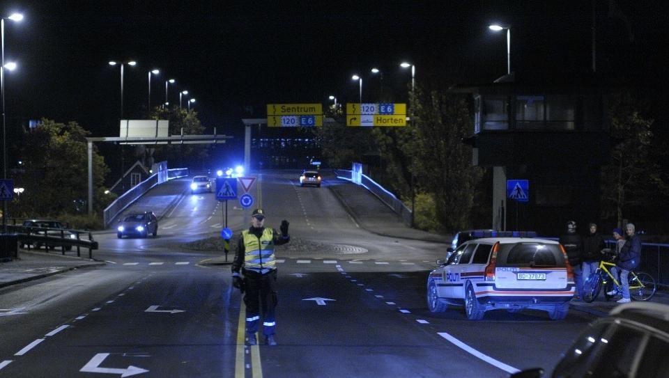 SJEKKET ALLE BILER: Politiaksjon mellom Moss og Jel�ya i natt.
Foto: John T. Pedersen/Dagbladet
