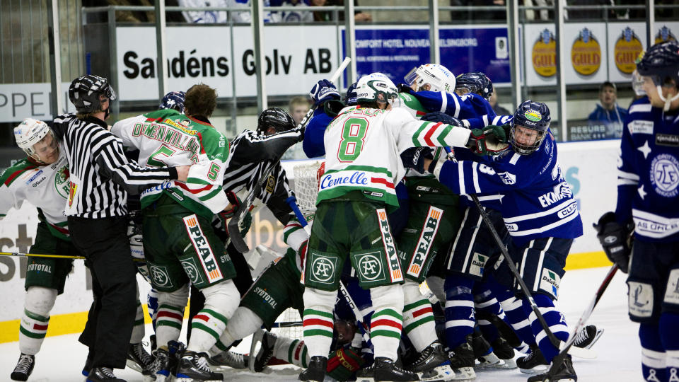 SL�SS OM VAKSINENE: Ogs� i Sverige er det stor rift om svineinfluensavaksinene. Leksand-lege Ronny Borelius bestilte rundt 50 vaksiner til pasienter i risikogruppa, men valgte � bruke dem p� Leksand-spillere i stedet. Her er de i sl�sskamp i en kamp mot R�gle. 
Foto Andreas Hillergren / SCANPIX